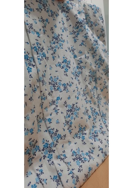 Anne Geceliği Boydan Yünlü Beyaz Üzeri Mavi Çiçekli fırsatları