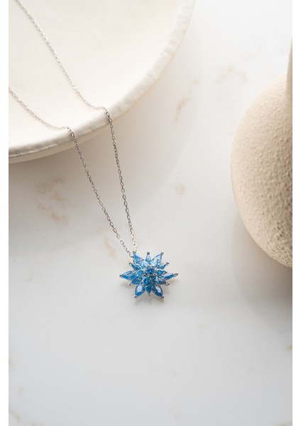 925 Ayar Gümüş Işıklı Kutu Aqua Taşlı Lotus Kolye