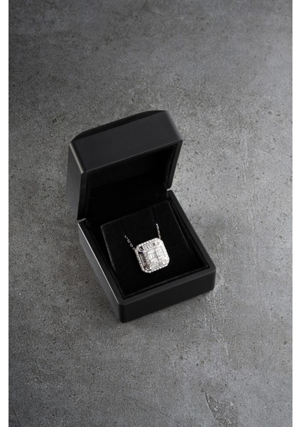 925 Ayar Gümüş Işıklı Kutuda Baget Taşlı Pırlanta Montür Kolye