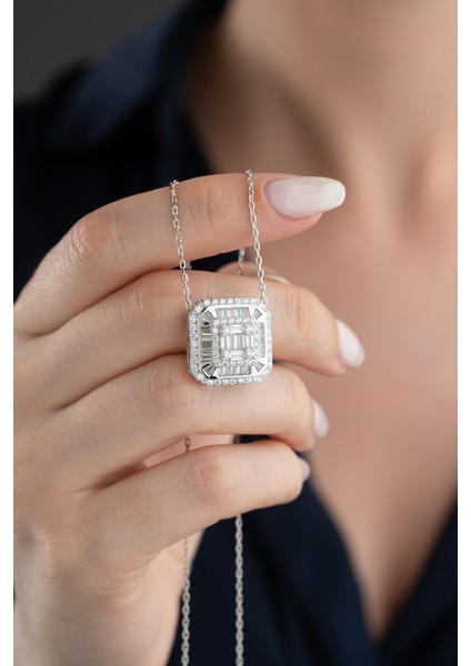 925 Ayar Gümüş Işıklı Kutuda Baget Taşlı Pırlanta Montür Kolye fiyatları