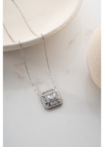 925 Ayar Gümüş Işıklı Kutuda Baget Taşlı Pırlanta Montür Kolye indirimleri