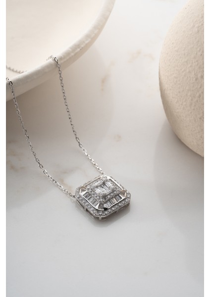 925 Ayar Gümüş Işıklı Kutuda Baget Taşlı Pırlanta Montür Kolye