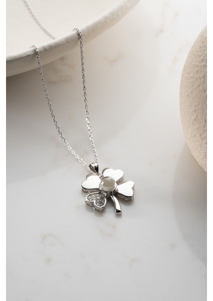 925 Ayar Gümüş Işıklı Kutuda 100 Dilde Seviyor Yonca Kolye fırsatları