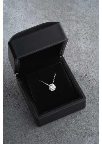 925 Ayar Gümüş Işıklı Kutuda Tektaş Pırlanta Model Kolye