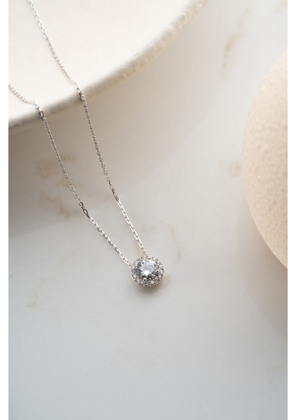 925 Ayar Gümüş Işıklı Kutuda Tektaş Pırlanta Model Kolye fırsatları