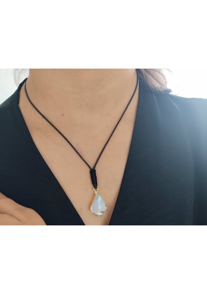 Doğal Akik Taşlı Kolye – El Yapımı Zarif Tasarım