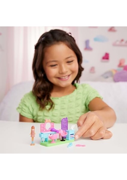 Mini Uygun Oyun Seti, 4 Cm'lik Bebek, Aynalı Kuaför Tezgahı, Şampuan Bölümü ve Hikaye Anlatımına Yönelik Karşılama Masası ile Kuaför Salonu, JCR32 fiyatları