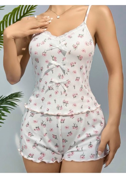 Pamuklu Beyaz Üstüne Çiçek Desen Fitilli Askılı Şortlu Pijama Takımı