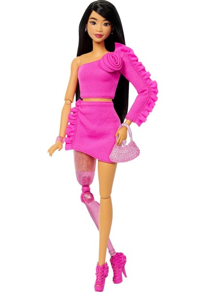 Stil Ikonu™ Bebek - Işıltılı Protez Bacaklı Klasik Tarzındaki Pembe Bluz ve Etek Takımıyla Protez Bacaklı ve Siyah Saçlı Stil Ikonu Bebek (2) HYV26