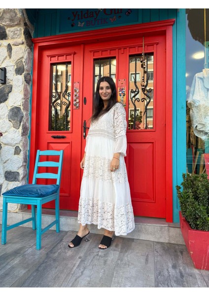 Dantel Işlemeli Beyaz Ipek Elbise – Zarif ve Romantik Tasarım