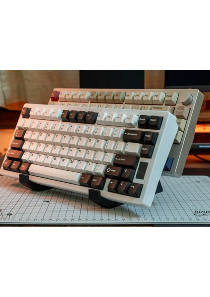 Masaüstü Klavye Standı / Tutucusu - Setup Görünümünü Zenginleştiren Dikey Dekorasyon - Istediğiniz Renkte