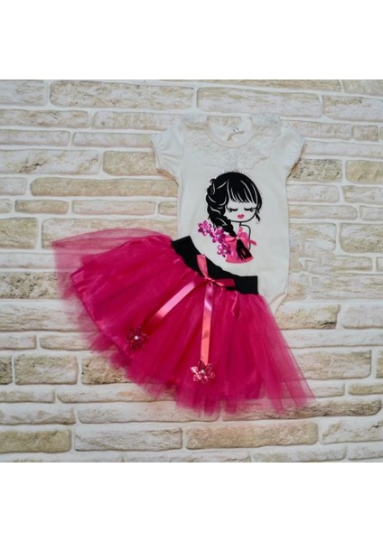 9-12-18 Ay Saçı Örgülü Kız Nakışlı Kurdelalı Kısa Kollu Tütü Etek 2li Kız Bebek Takımı Fuşya