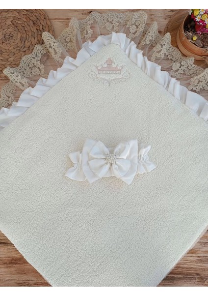 Yenidoğan Wool Yün Kumaş Taç Nakışlı Güpür Duvaklı Fiyonk Prizma Taş Unisex Kundak Bebek Battaniyesi Bej modelleri