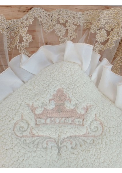 Yenidoğan Wool Yün Kumaş Taç Nakışlı Güpür Duvaklı Fiyonk Prizma Taş Unisex Kundak Bebek Battaniyesi Bej indirimleri