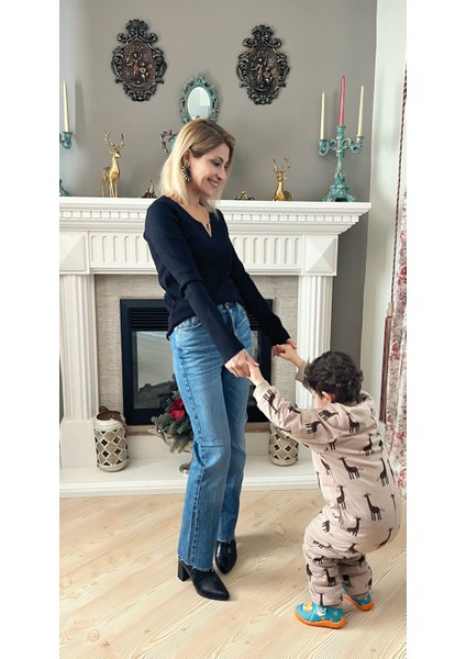 Önü V Broşlu Siyah Triko Kadın Kazak fırsatları