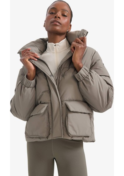 Su İtici Oversize Fit Geniş Kalıp Dik Yaka Fermuarlı Çıtçıtlı Cepli Şişme Mont E9266AX25WN modelleri