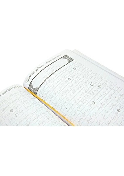 Beyaz Orta Boy Gölgeli Kur'an-ı Kerim 616 Sayfa Arapça İçerik ile