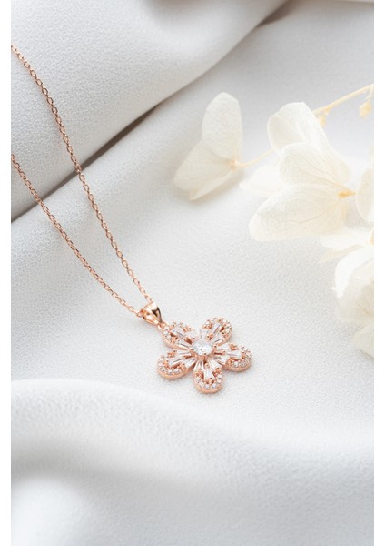 925 Ayar Gümüş Rose Baget Taşlı Çiçek Kolye fırsatları