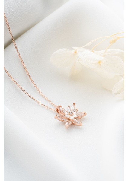 925 Ayar Gümüş Beyaz Lotus Çiçeği Kolye fırsatları