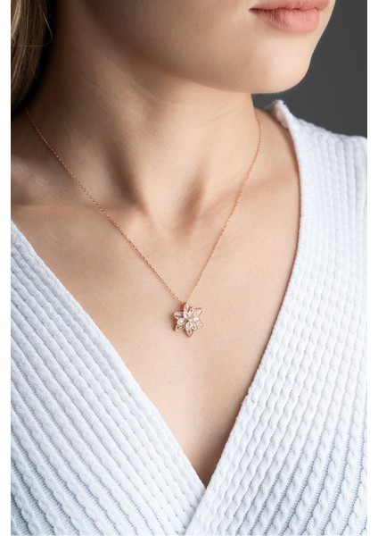 925 Ayar Gümüş Beyaz Lotus Çiçeği Kolye fırsatları