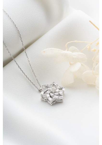 925 Ayar Gümüş Baget Taşlı Rüzgargülü Kolye fırsatları