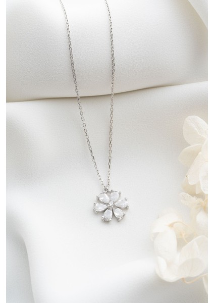 925 Ayar Gümüş Beyaz Lotus Çiçeği Kolye