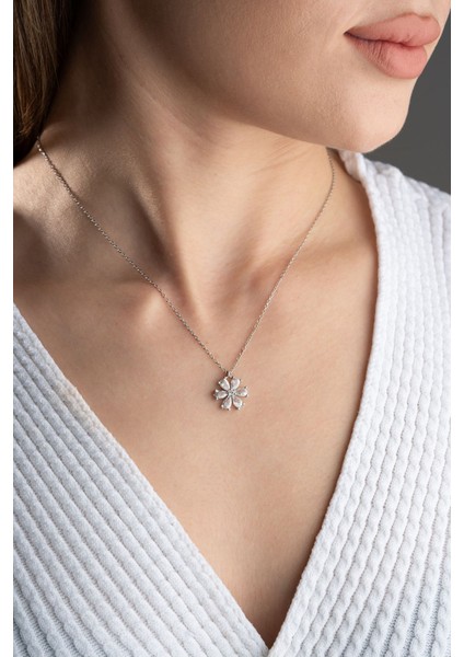 925 Ayar Gümüş Beyaz Lotus Çiçeği Kolye fırsatları