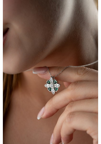925 Ayar Gümüş Yeşil Taşlı Manolya Çiçeği Kolye fiyatları
