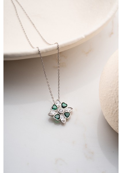 925 Ayar Gümüş Yeşil Taşlı Manolya Çiçeği Kolye fırsatları