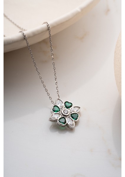 925 Ayar Gümüş Yeşil Taşlı Manolya Çiçeği Kolye indirimleri