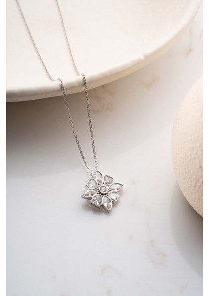 925 Ayar Gümüş Manolya Çiçeği Kolye fırsatları
