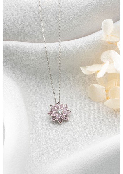 925 Ayar Gümüş Işıklı Kutuda Lotus Çiçeği Kolye fırsatları