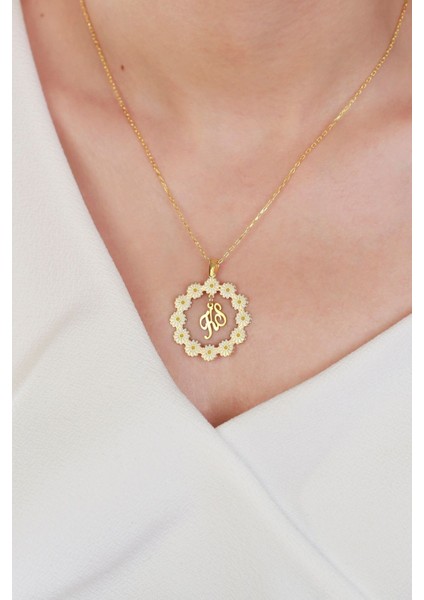 925 Ayar Gümüş Papatyalı Sallanan Harfli Kolye modelleri