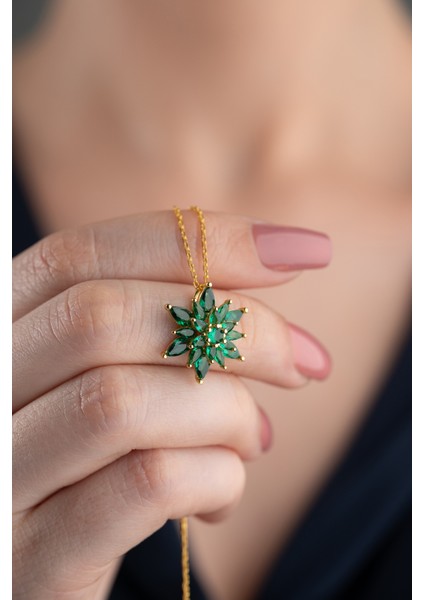 925 Ayar Gümüş Işıklı Kutuda Lotus Kolye fırsatları