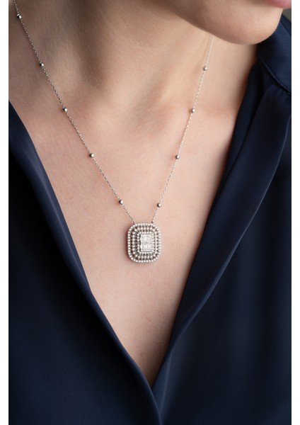 925 Ayar Gümüş Işıklı Kutuda Baget Kolye fırsatları