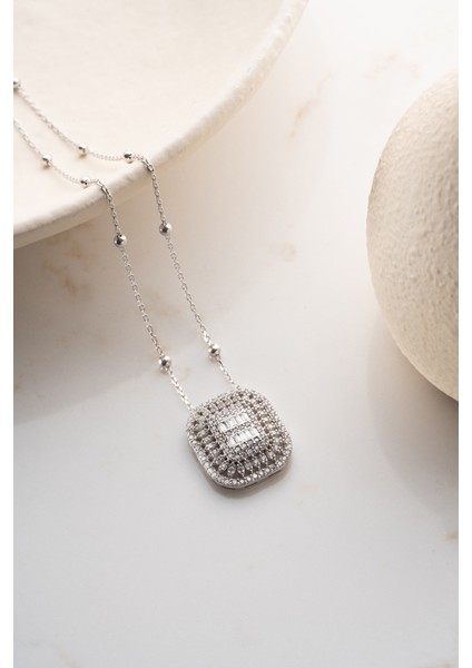 925 Ayar Gümüş Işıklı Kutuda Baget Kolye