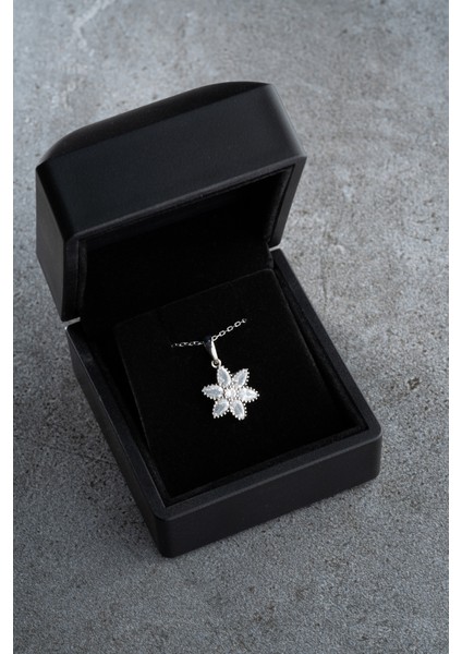 925 Ayar Gümüş Işıklı Kutuda Nergis Çiçeği Kolye