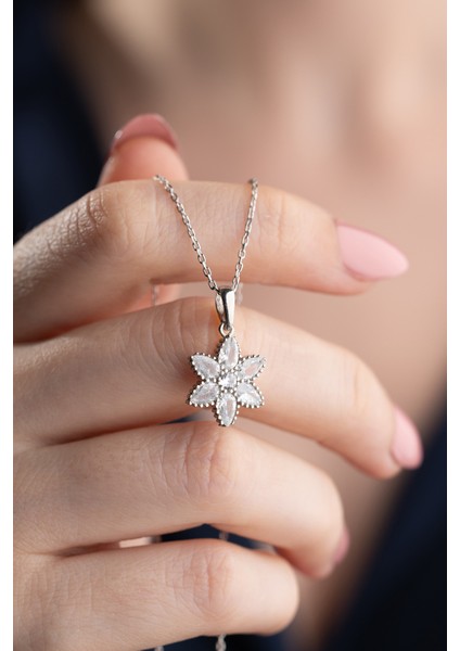 925 Ayar Gümüş Işıklı Kutuda Nergis Çiçeği Kolye modelleri