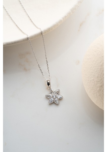 925 Ayar Gümüş Işıklı Kutuda Nergis Çiçeği Kolye indirimleri