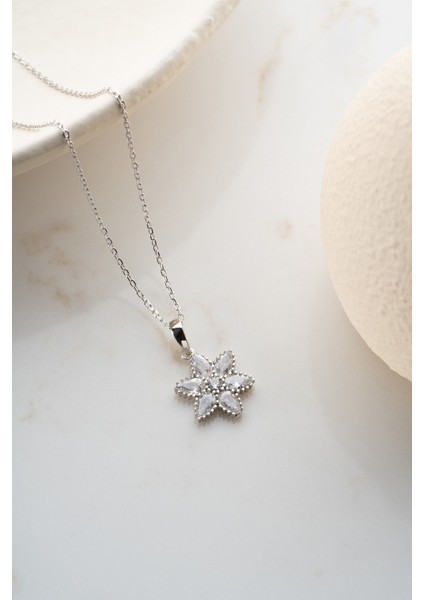 925 Ayar Gümüş Işıklı Kutuda Nergis Çiçeği Kolye