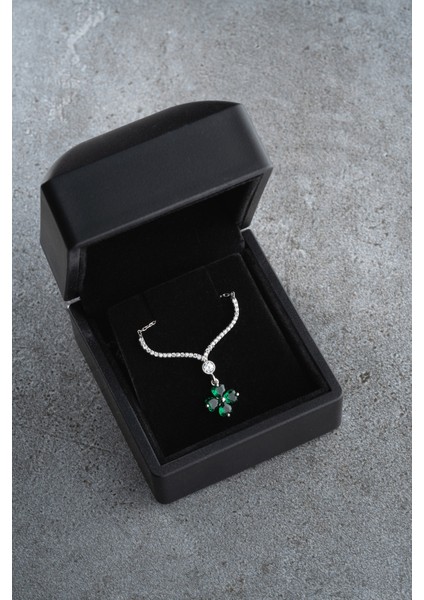 925 Ayar Işıklı Kutuda Yeşil Taşlı Yonca Kolye