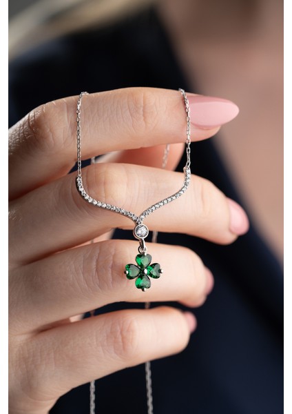 925 Ayar Işıklı Kutuda Yeşil Taşlı Yonca Kolye fiyatları