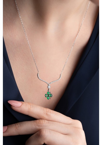 925 Ayar Işıklı Kutuda Yeşil Taşlı Yonca Kolye modelleri