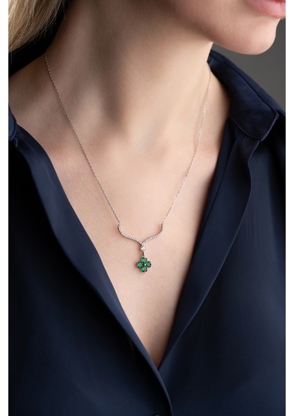 925 Ayar Işıklı Kutuda Yeşil Taşlı Yonca Kolye fırsatları