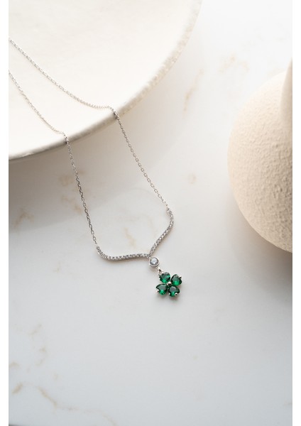 925 Ayar Işıklı Kutuda Yeşil Taşlı Yonca Kolye indirimleri