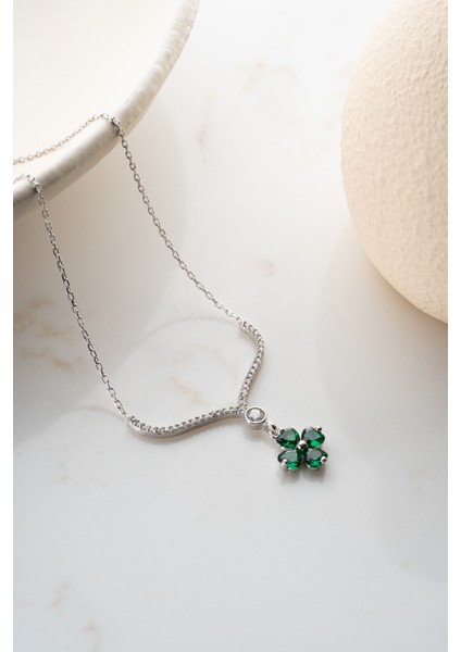 925 Ayar Işıklı Kutuda Yeşil Taşlı Yonca Kolye