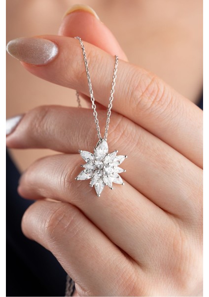 925 Ayar Gümüş Işıklı Kutuda Buzlu Lotus Çiçeği Kolye fiyatları