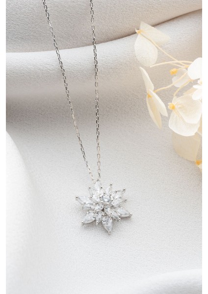 925 Ayar Gümüş Işıklı Kutuda Buzlu Lotus Çiçeği Kolye fırsatları