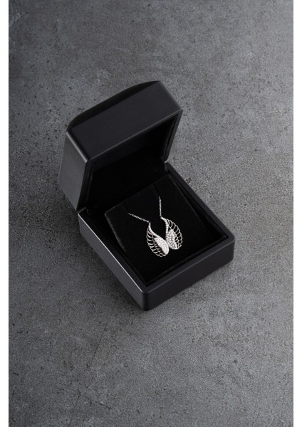 925 Ayar Gümüş Işıklı Kutuda Kelebekli Kanat Kolye