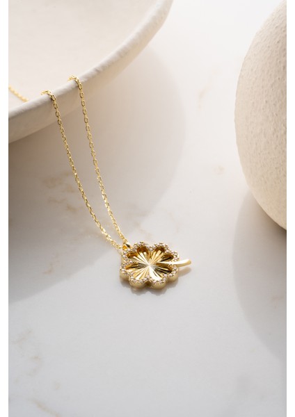 925 Ayar Gümüş Işıklı Kutuda Yonca Kolye fırsatları